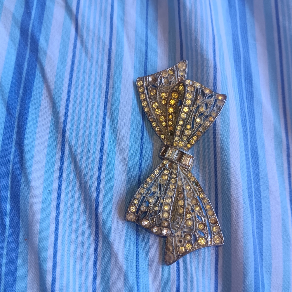 Elegant Gold Bow Brooch